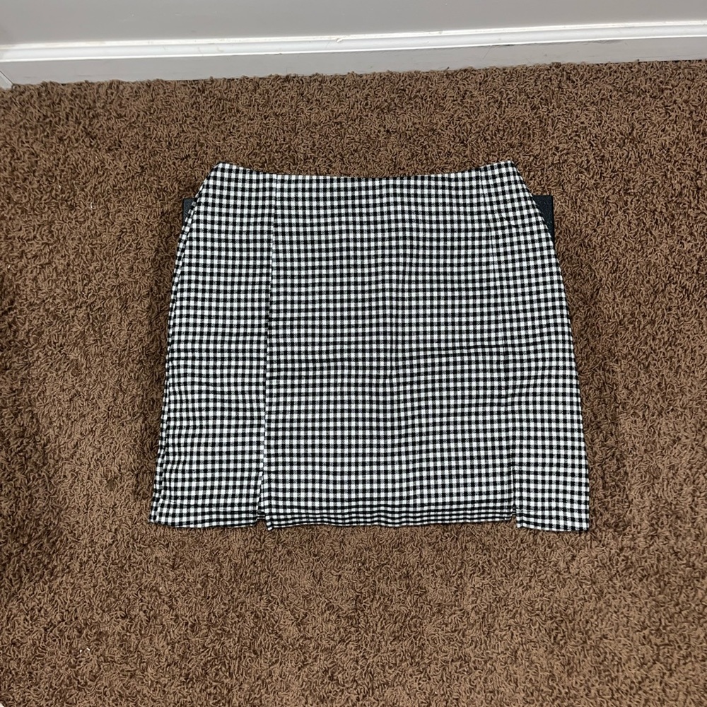Plaid mini skirt. Zipper works great. Size 9.